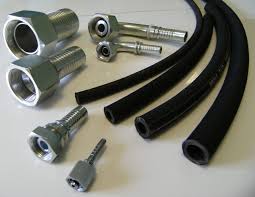 Gros plan sur une Machine de Sertissage Hydraulique en action dans l'atelier CODETRAM, illustrant la CONFECTION FLEXIBLE Maroc.